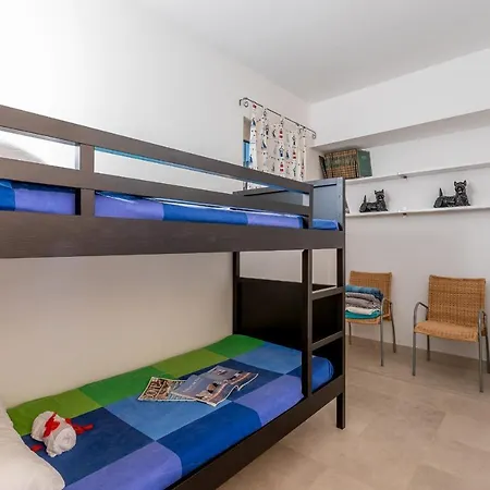 Sleeps 5 * Леричи