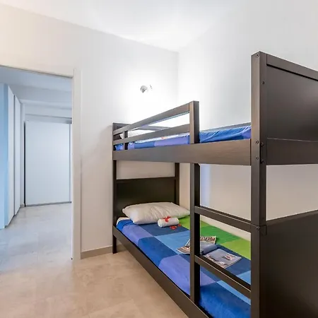 Sleeps 5 *