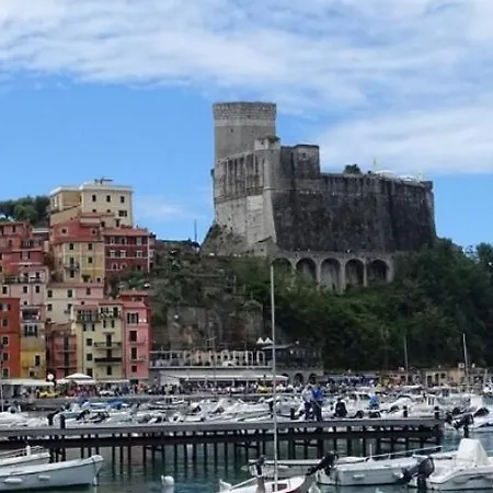 Sleeps 5 Appartamento Lerici